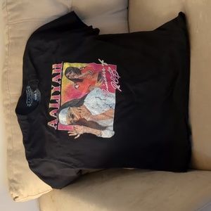 Unisex AALIYAH tshirt size L